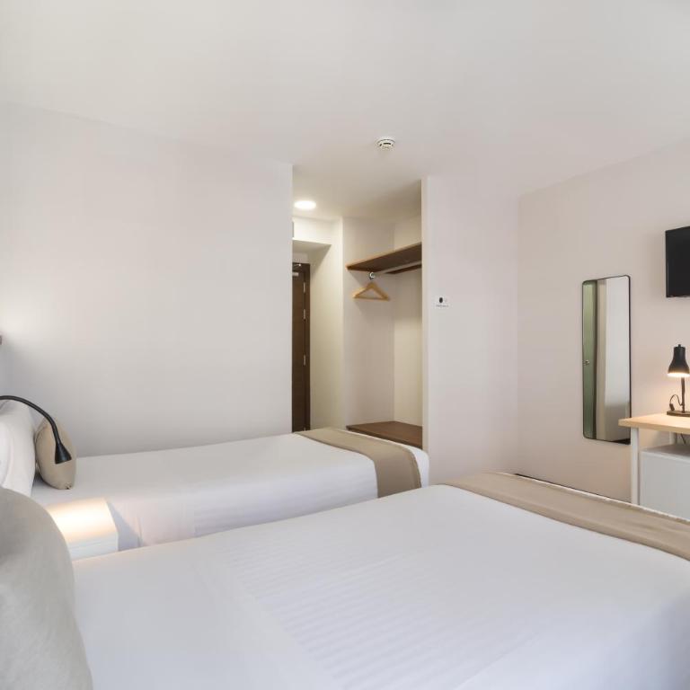 Roisa Hostal Boutique - Deluxe Double or Twin Room with Balcony - 11