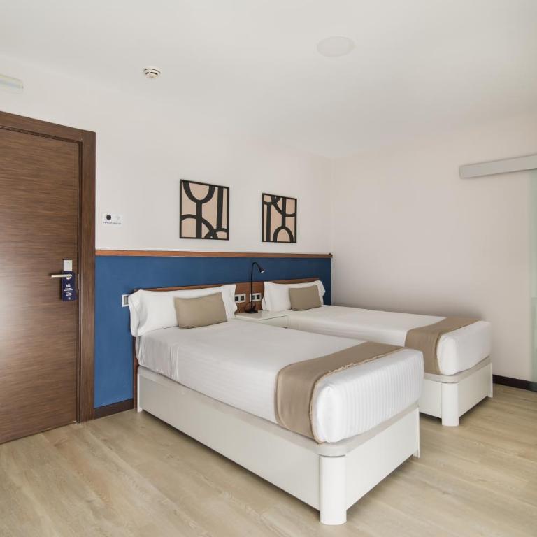 Roisa Hostal Boutique - Deluxe Double or Twin Room with Balcony - 6