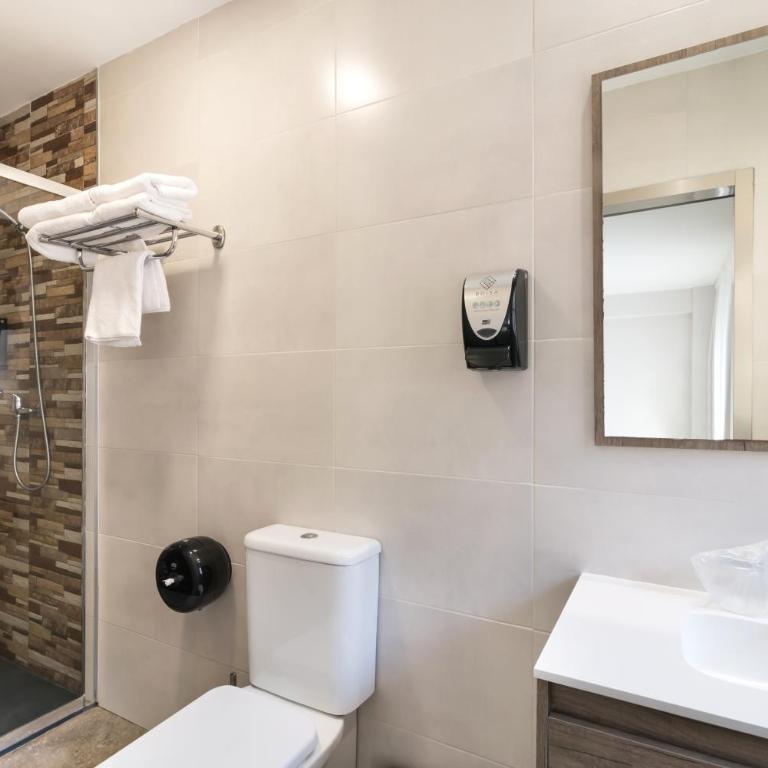 Roisa Hostal Boutique - Deluxe Double or Twin Room with Balcony - 3