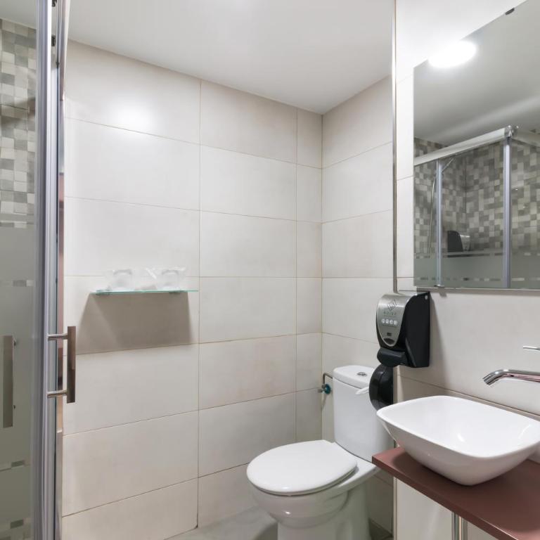 Roisa Hostal Boutique - Double Room with Balcony - 9