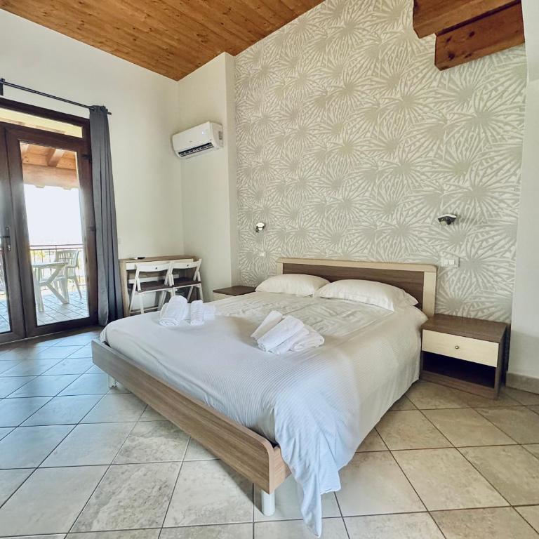 Agriturismo B&B Cascina Reciago - Camera Matrimoniale con Balcone e Vista Lago - 7