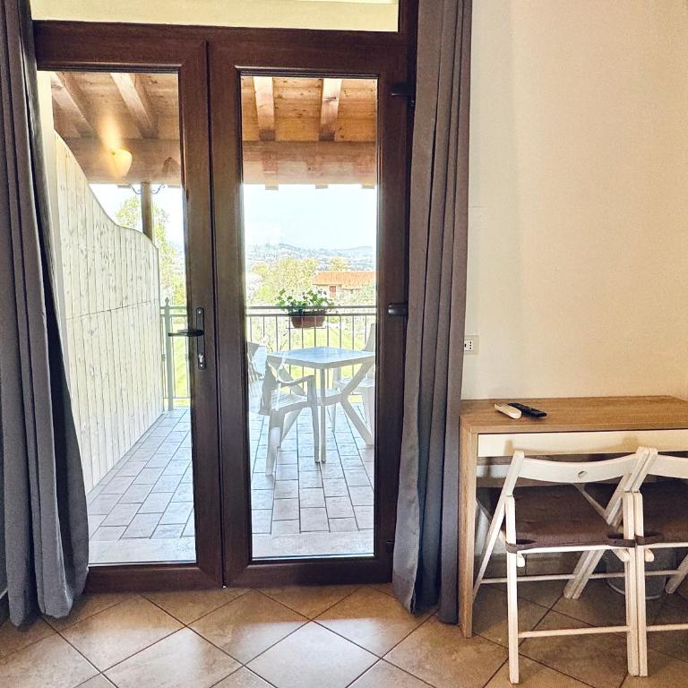 Agriturismo B&B Cascina Reciago - Camera Matrimoniale con Balcone e Vista Lago - 8