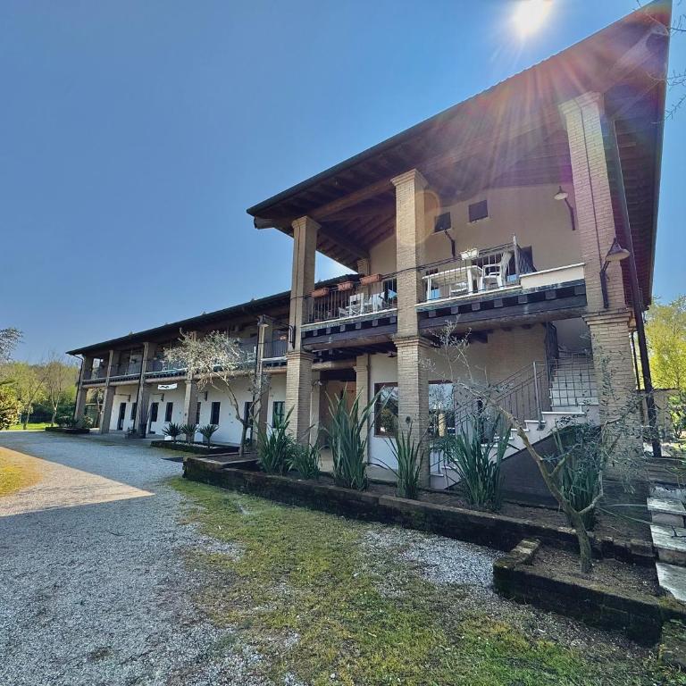 Agriturismo B&B Cascina Reciago - Camera Matrimoniale con Balcone e Vista Lago - 1