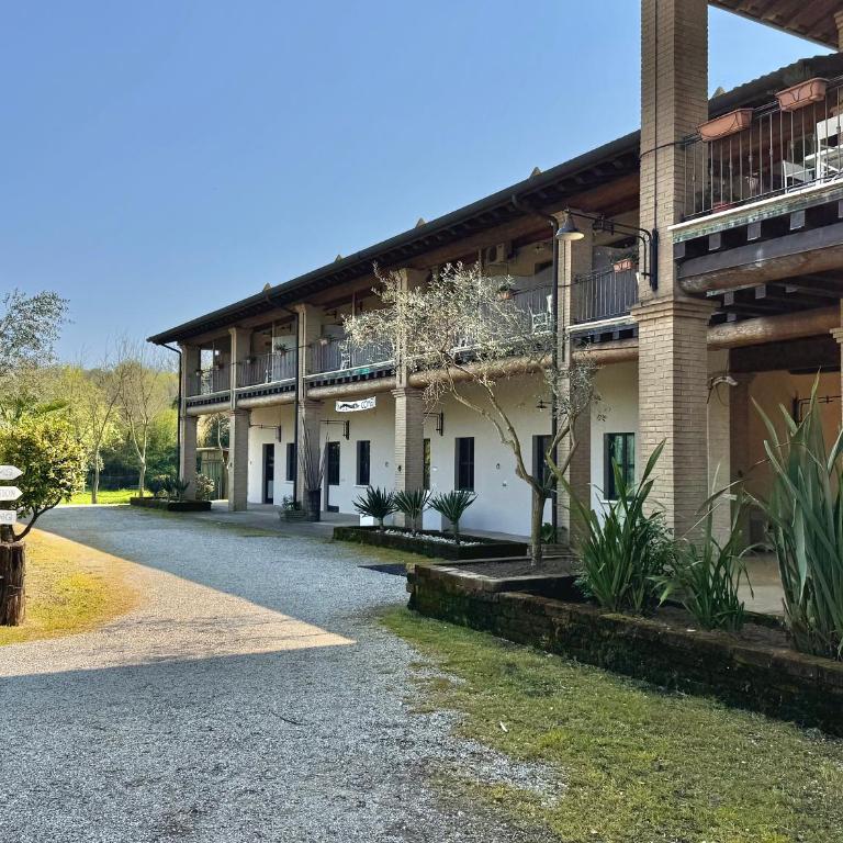 Agriturismo B&B Cascina Reciago - Camera Matrimoniale con Balcone e Vista Lago - 12