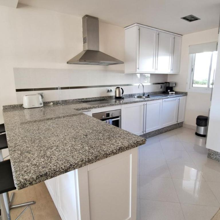Aloha Hill Club - Apartamento Superior de 2 dormitorios (2-4 adultos) - 17