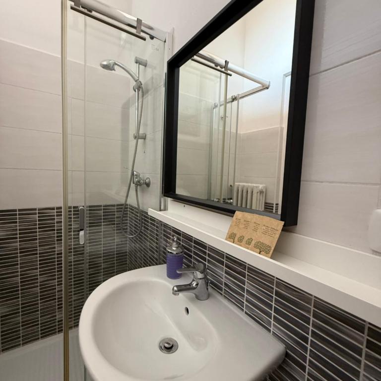 EASYROOMS ONE - Camera Matrimoniale/Doppia con Letti Singoli con Bagno Privato Esterno - 6