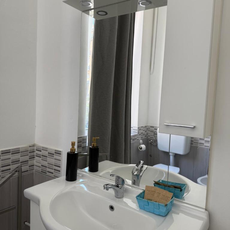 EASYROOMS ONE - Camera Matrimoniale con Bagno Privato Esterno - 1