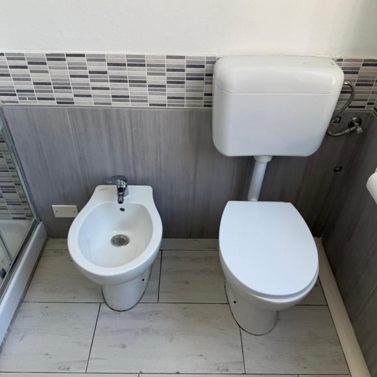 EASYROOMS ONE - Camera Matrimoniale con Bagno Privato Esterno - 11