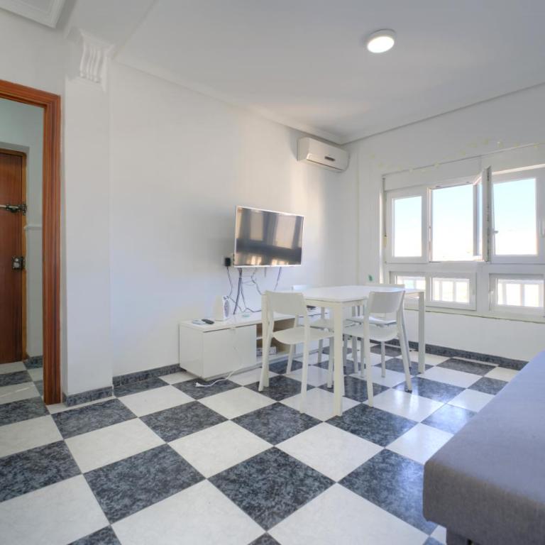 Apartamento Martínez Campos - Playa La Caleta - Apartamento de 3 dormitorios Premium - 1