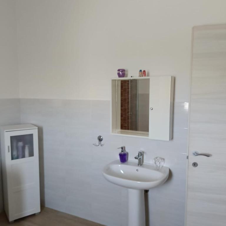 Bed breakfast L'AMICO - Camera Matrimoniale/Doppia con Letti Singoli con Bagno in Comune - 4