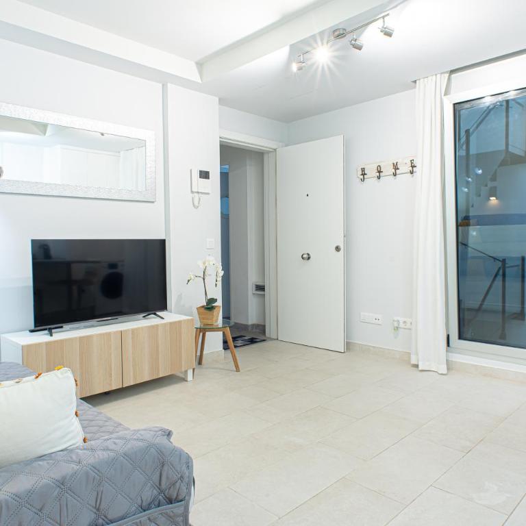 Quiet Couples Apt, 10 min Walk to Beach, Shopping & Dining District, 50m Hospital, WiFi - Apartamento de 1 dormitorio - 10