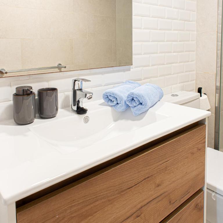 Quiet Couples Apt, 10 min Walk to Beach, Shopping & Dining District, 50m Hospital, WiFi - Apartamento de 1 dormitorio - 20