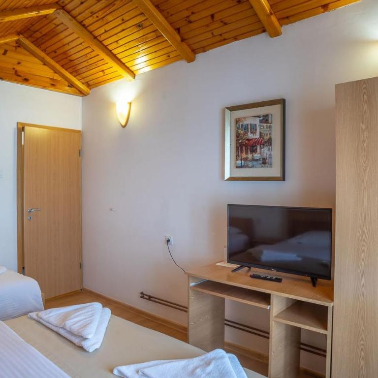 Hotel Pavlović - Triple Room with Balcony - 2