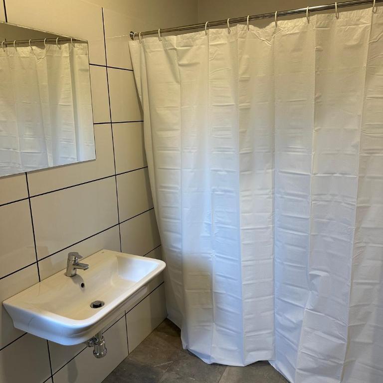 Urban Garden Bilbao - Habitación Cuádruple con baño privado externo - 2