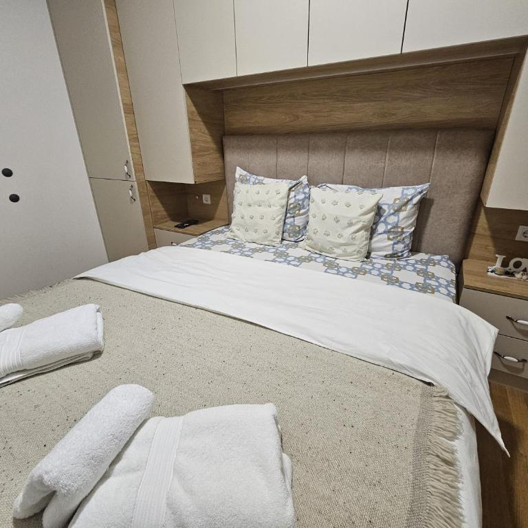 Beli Dvor Apartments SPA & Wellness - Standard Room with View - 7