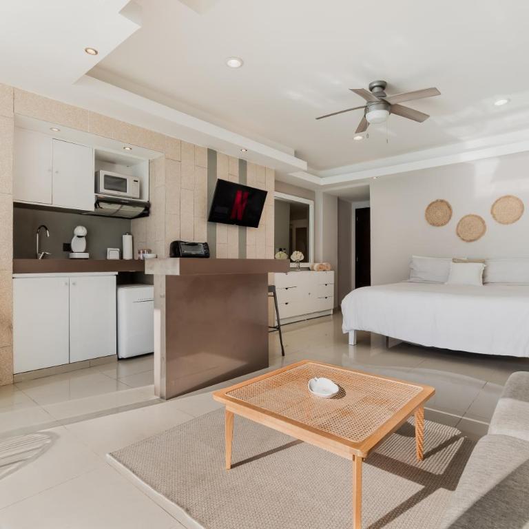 *TURQUOISE ESCAPE- Beachfront Studio by Casa Paraiso* - Deluxe King Studio - 11