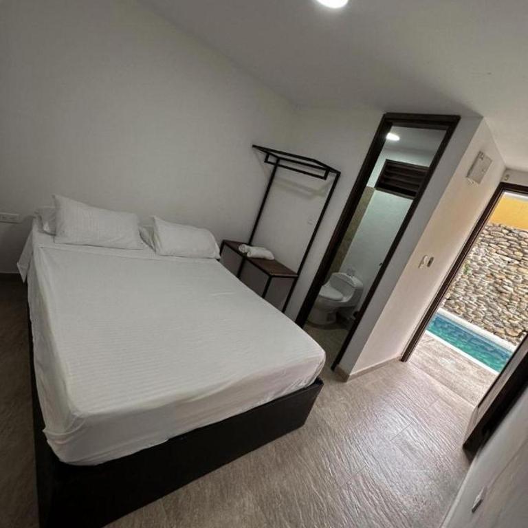 Hotel La Casa del Astrólogo - Habitación con cama extragrande y vistas a la piscina - 1