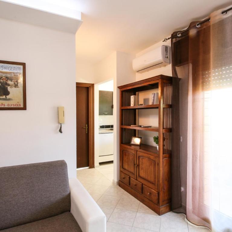 Residence Speedy Lovely Suites - 9 Appartamenti Fino a 52 Ospiti - Fiumicino Airport - Appartamento Familiare con 1 Camera da Letto - 3