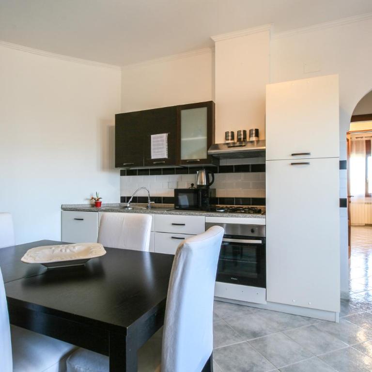 Residence Speedy Lovely Suites - 9 Appartamenti Fino a 52 Ospiti - Fiumicino Airport - Appartamento Deluxe con 2 Camere da Letto e Balcone - 4