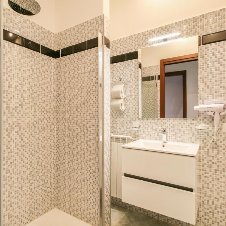 Residence Speedy Lovely Suites - 9 Appartamenti Fino a 52 Ospiti - Fiumicino Airport - Appartamento Deluxe con 2 Camere da Letto e Balcone - 9