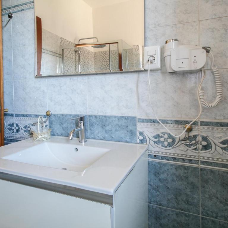 Residence Speedy Lovely Suites - 9 Appartamenti Fino a 52 Ospiti - Fiumicino Airport - Appartamento Deluxe con 2 Camere da Letto e Balcone - 15