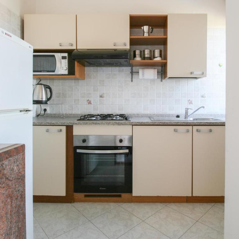 Residence Speedy Lovely Suites - 9 Appartamenti Fino a 52 Ospiti - Fiumicino Airport - Appartamento Deluxe con 2 Camere da Letto e Vista Giardino - 6