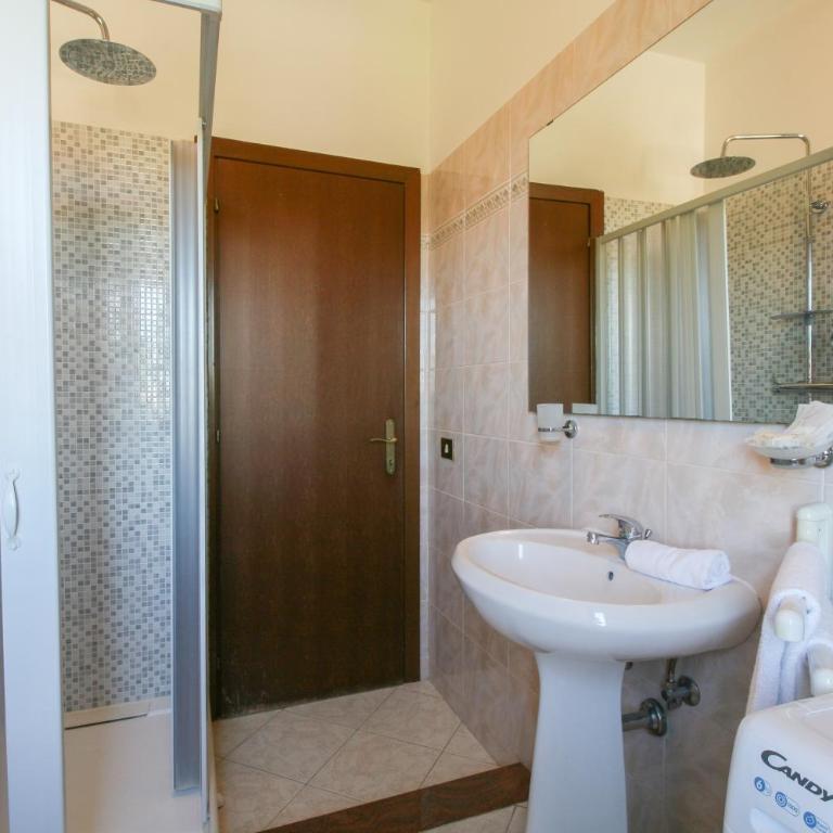 Residence Speedy Lovely Suites - 9 Appartamenti Fino a 52 Ospiti - Fiumicino Airport - Appartamento Deluxe con 2 Camere da Letto e Vista Giardino - 10