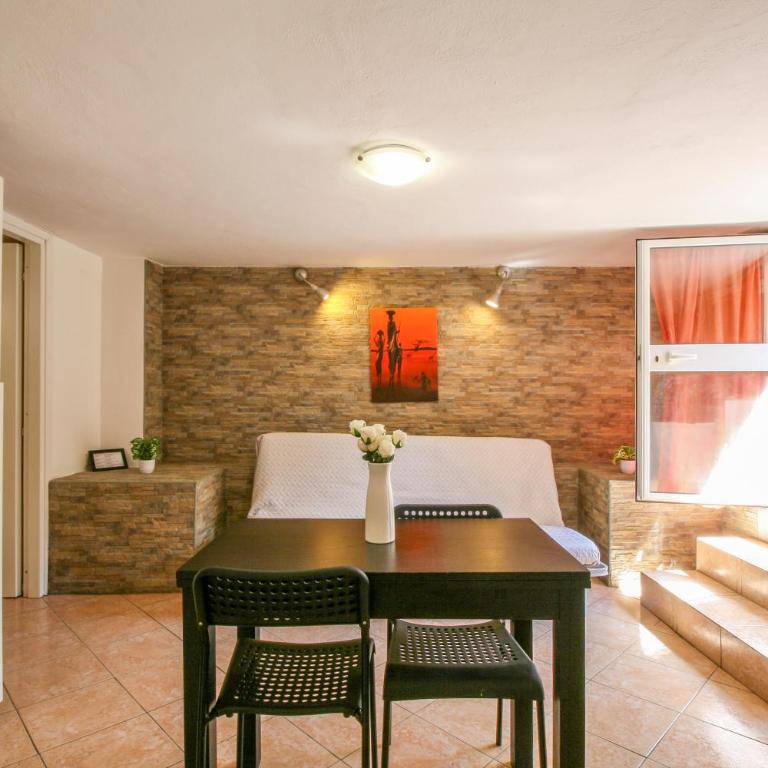 Residence Speedy Lovely Suites - 9 Appartamenti Fino a 52 Ospiti - Fiumicino Airport - Appartamento con 1 Camera da Letto e con Giardino - 2