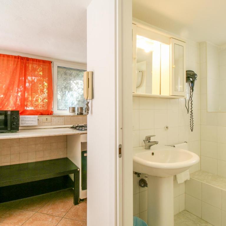 Residence Speedy Lovely Suites - 9 Appartamenti Fino a 52 Ospiti - Fiumicino Airport - Appartamento con 1 Camera da Letto e con Giardino - 4