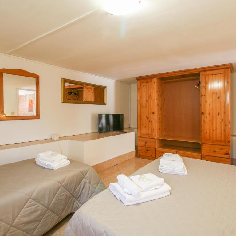 Residence Speedy Lovely Suites - 9 Appartamenti Fino a 52 Ospiti - Fiumicino Airport - Appartamento con 1 Camera da Letto e con Giardino - 9