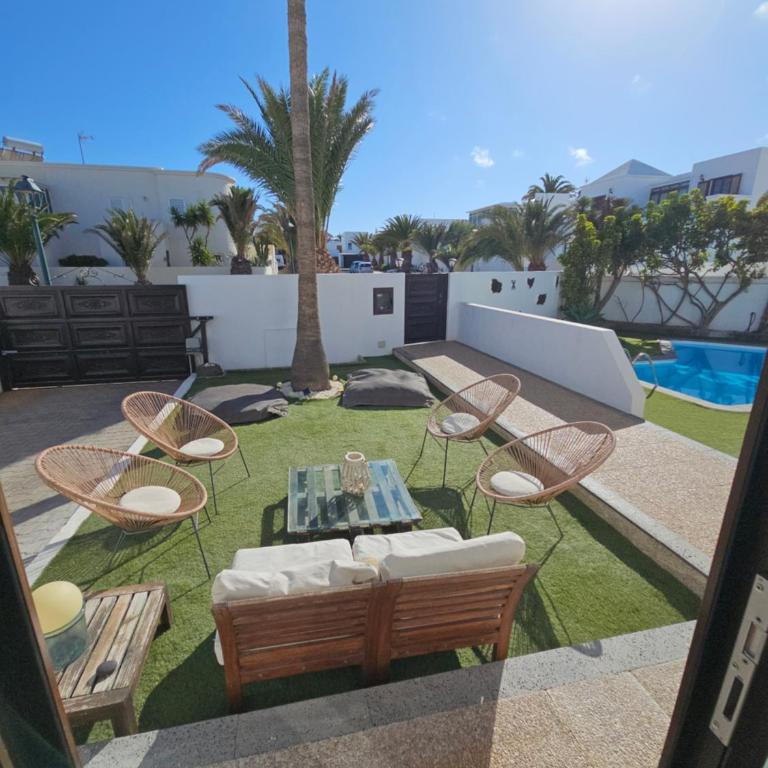 Refugio Costa Teguise - Lanzarote - Suite con cama grande y vistas a la piscina - 5
