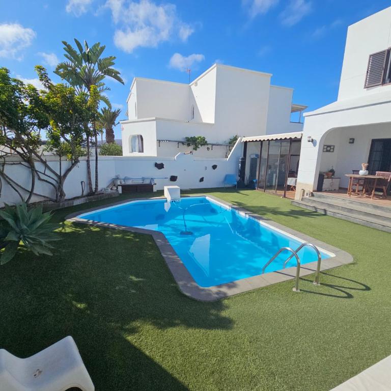 Refugio Costa Teguise - Lanzarote - Suite con cama grande y vistas a la piscina - 28