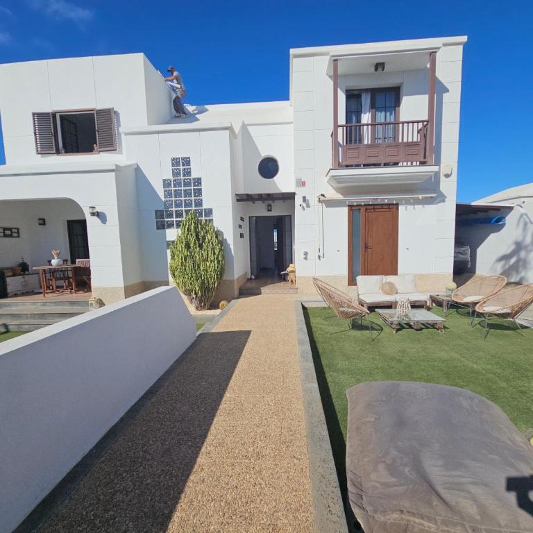 Refugio Costa Teguise - Lanzarote - Suite con cama grande y vistas a la piscina - 3
