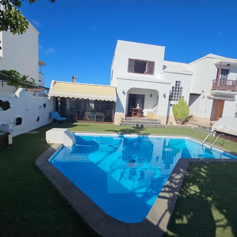 Refugio Costa Teguise - Lanzarote - Suite con cama grande y vistas a la piscina - 27
