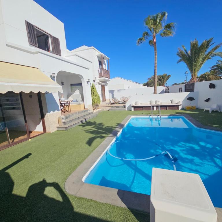 Refugio Costa Teguise - Lanzarote - Suite con cama grande y vistas a la piscina - 8