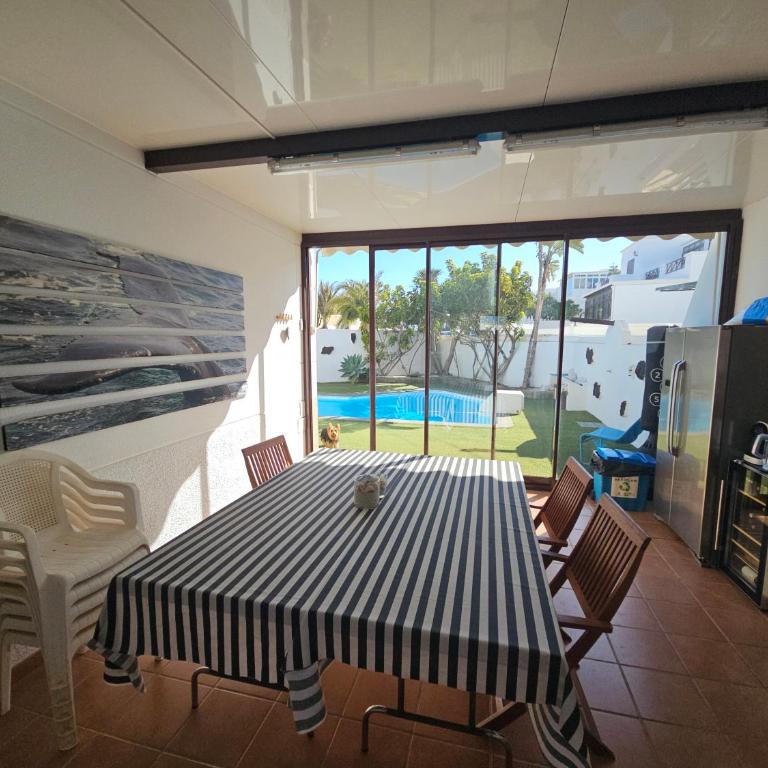 Refugio Costa Teguise - Lanzarote - Suite con cama grande y vistas a la piscina - 26