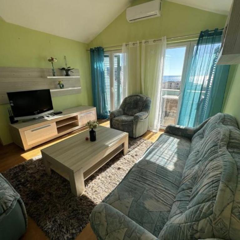 Njaro Del Mar 18 - One-Bedroom Apartment - 2