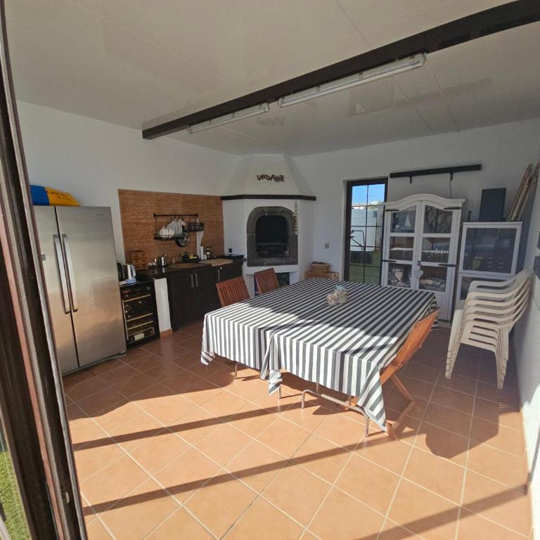 Refugio Costa Teguise - Lanzarote - Suite con cama grande y vistas a la piscina - 21