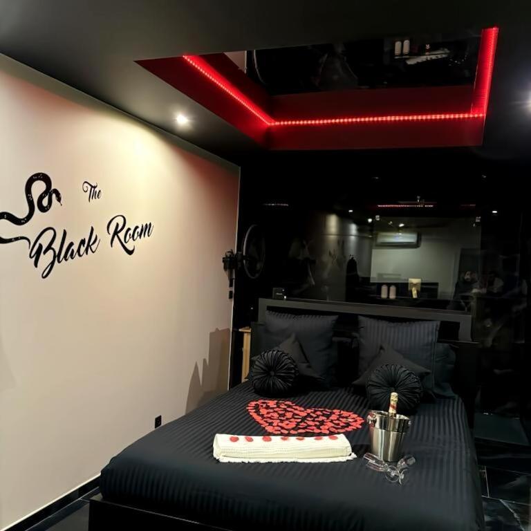 Romantique room,salon massage,mirroir,croix,parking - One-Bedroom Apartment - 1