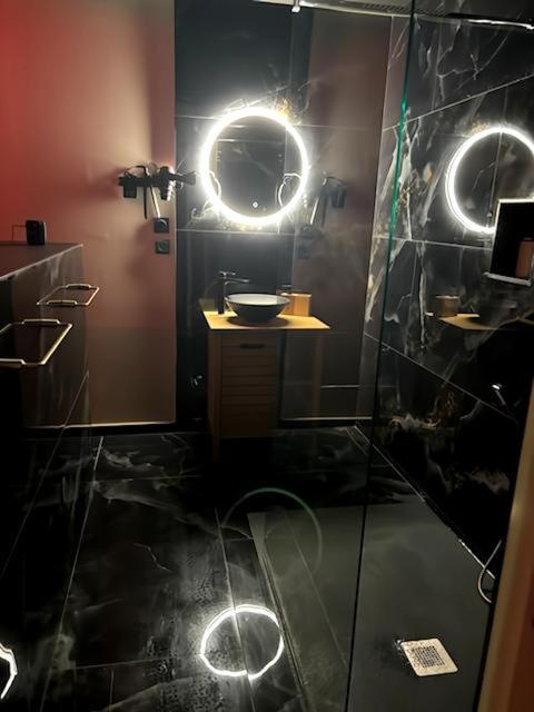 Romantique room,salon massage,mirroir,croix,parking - One-Bedroom Apartment - 12