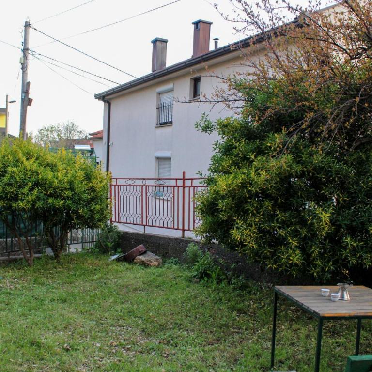 NANAs House - Entire Old House with private Yard - One-Bedroom Apartment - 4