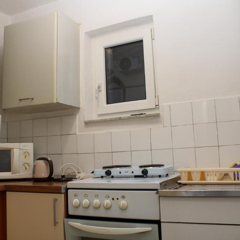 NANAs House - Entire Old House with private Yard - One-Bedroom Apartment - 13