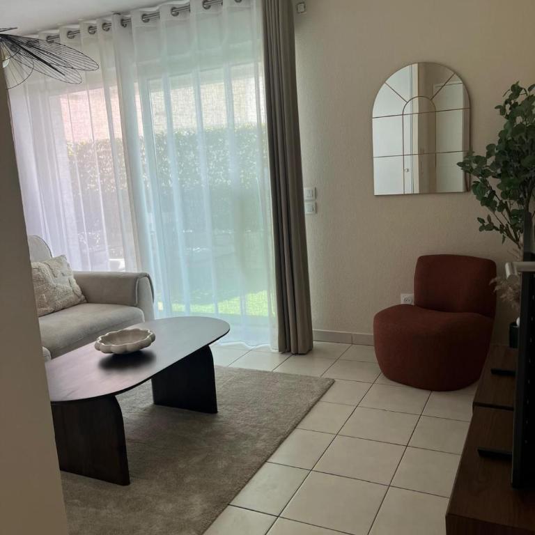 Nice french Riviera, parking gratuit, Tram L1 AU PIED de l'immeuble - Appartement 2 Chambres - 13