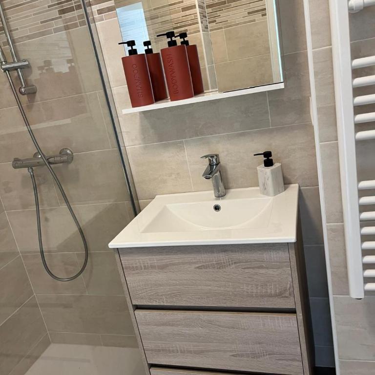 Nice french Riviera, parking gratuit, Tram L1 AU PIED de l'immeuble - Appartement 2 Chambres - 22