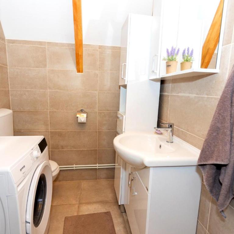 HILL VIEW Chalets - Three-Bedroom Chalet - 2