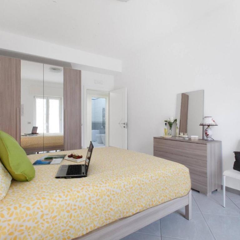 Lux Fabulous Sorento - Three-Bedroom Apartment - 4