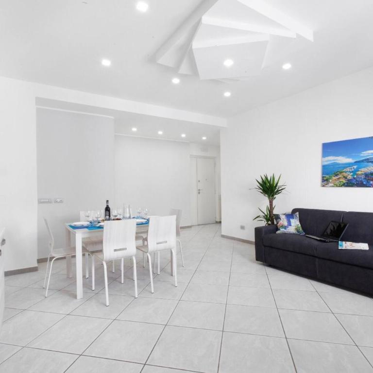 Lux Fabulous Sorento - Three-Bedroom Apartment - 7