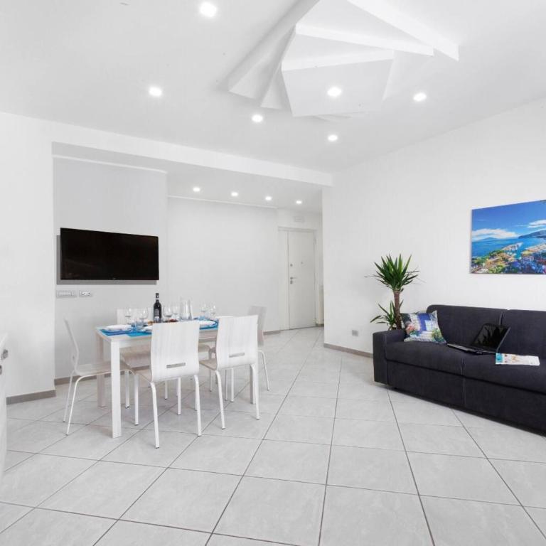 Lux Fabulous Sorento - Three-Bedroom Apartment - 2