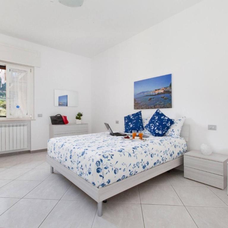 Lux Fabulous Sorento - Three-Bedroom Apartment - 11