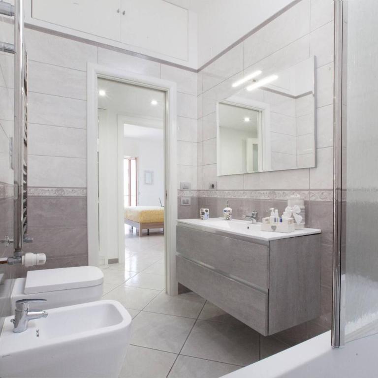 Lux Fabulous Sorento - Three-Bedroom Apartment - 15